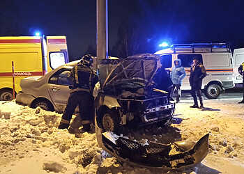 Спасатели вызволили из искореженного автомобиля пострадавшую