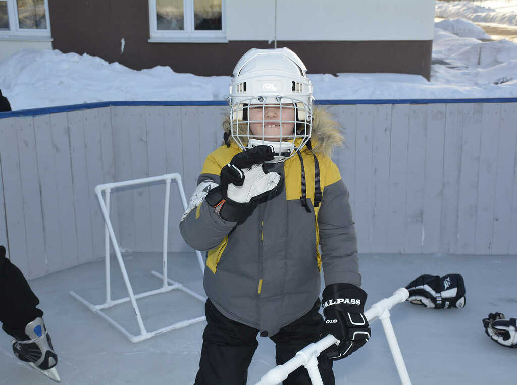 Ребят из Долгодеревенского с детского сада учат кататься на коньках