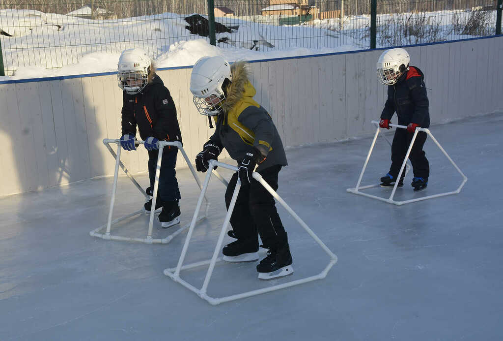Ребят из Долгодеревенского учат кататься на коньках в детском саду