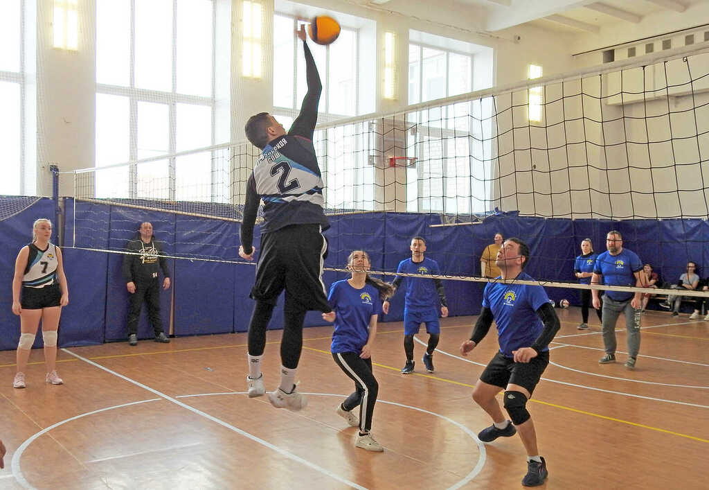 Учителя и воспитатели сразились за районный кубок по волейболу