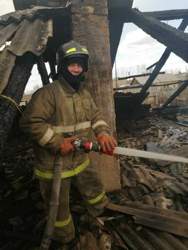 В Полетаево сгорел дом из-за замкнувшей электропроводки автомобиля