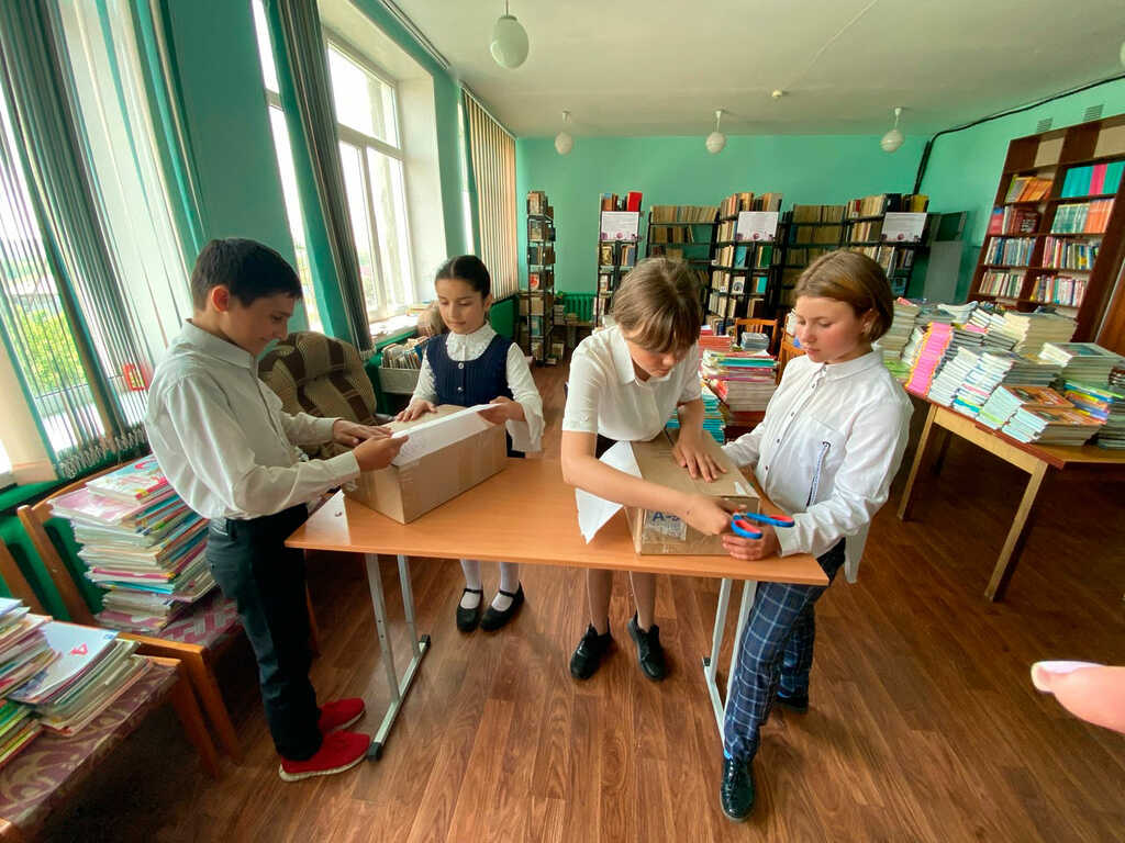 Книги, собранные южноуральцами, попали в школьные библиотеки