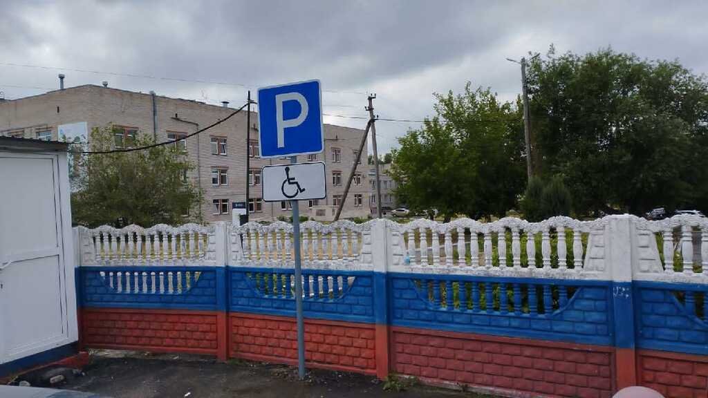 В Долгодеревенском у почты и больницы оборудовали парковочные места для инвалидов