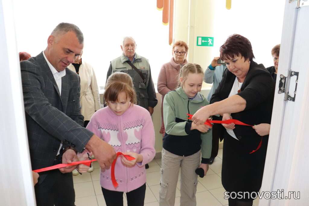 Саргазинские школьники посадили аллею памяти и открыли музей