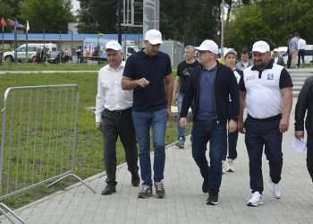 Губернатор Челябинской области провел совещание на стройке в Долгодеревенском