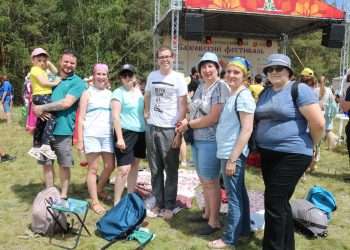 Гости Бажовки традиционно встречаются в русской избе от Сосновского района