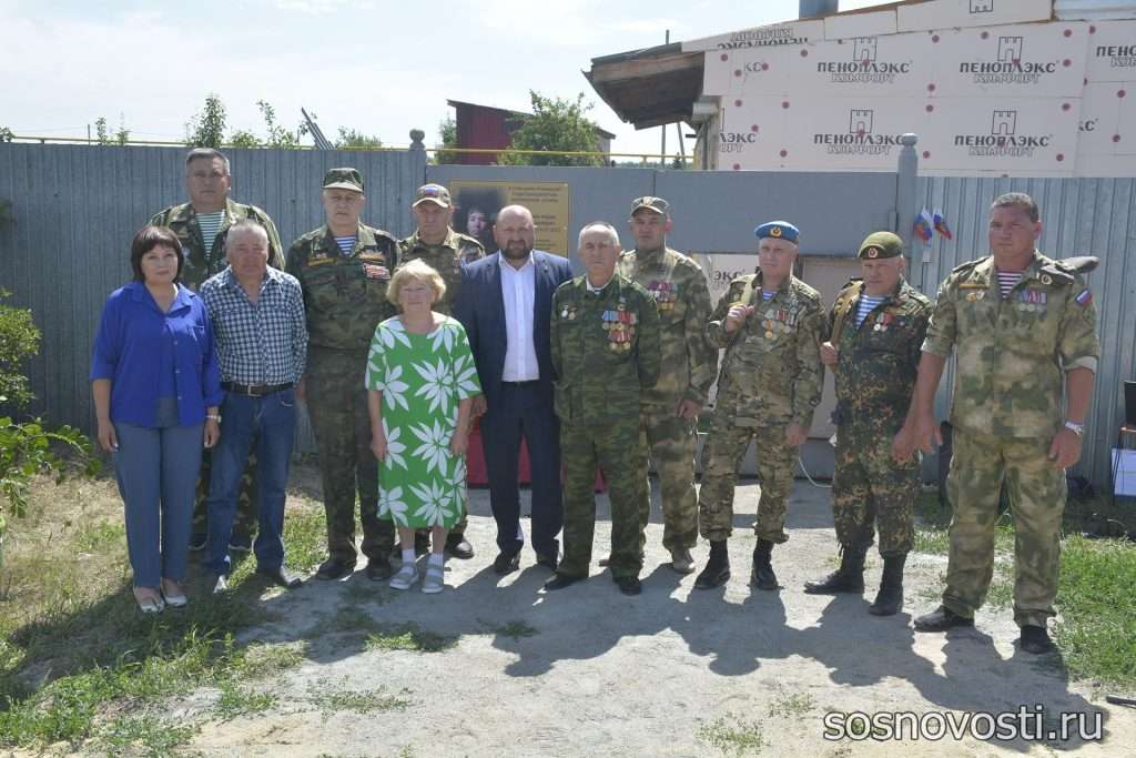 В поселке Касарги открыли мемориальную доску в честь погибшего в Донбассе