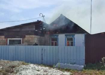 В Полетаево загорелся деревянный дом