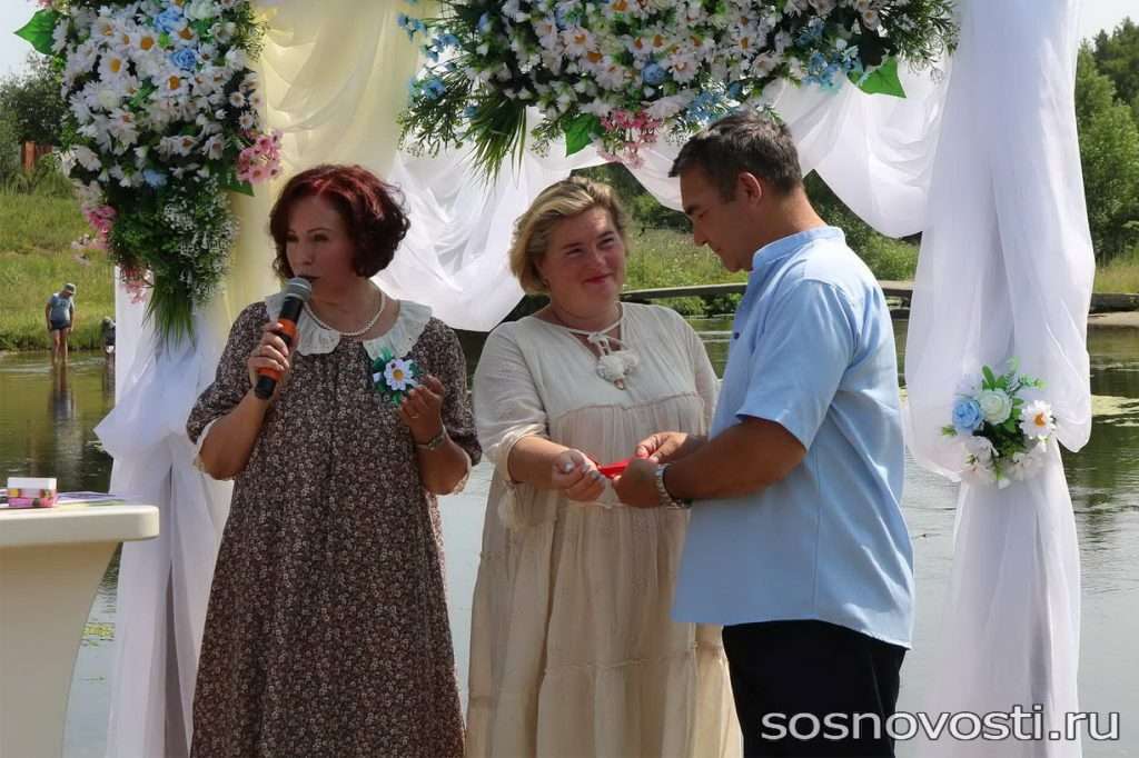 День семьи на берегу Зюзелги: бриллиантовая свадьба и четыре новые семьи