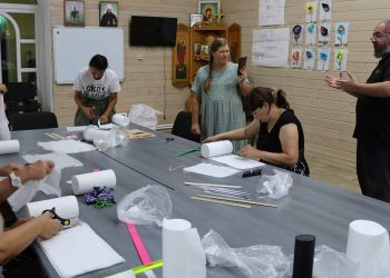 Прихожане храма в Долгодеревенском делают стерильные салфетки