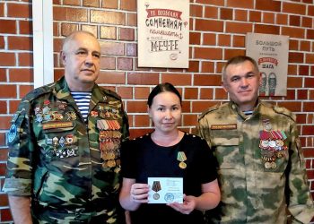 Швеям вручили награды за пошив одежды для солдат