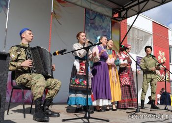 Казачьи песни и ярмарка мастеров: в Рощино прошел благотворительный концерт