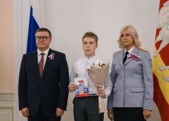 Губернатор вручил паспорта сосновским школьникам