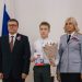 Губернатор вручил паспорта сосновским школьникам