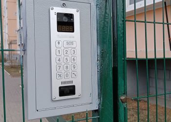 В Сосновском районе из подъезда многоквартирника украли домофон