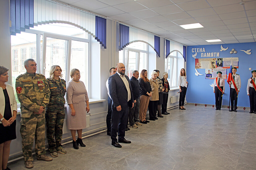 В Долгодеревенской школе открыли стену Памяти