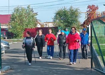 После разминки – на дистанцию: в Солнечном ветераны увлеклись скандинавской ходьбой