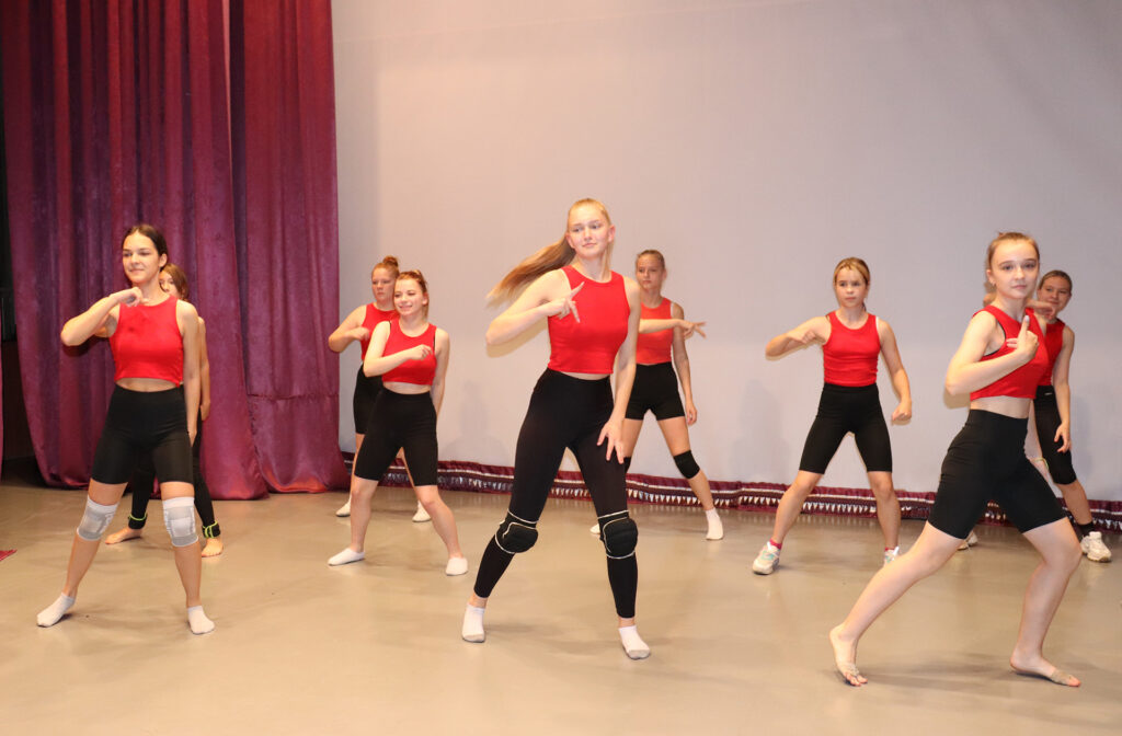 Сосновские танцоры выступят с популярными артистами из 90-х