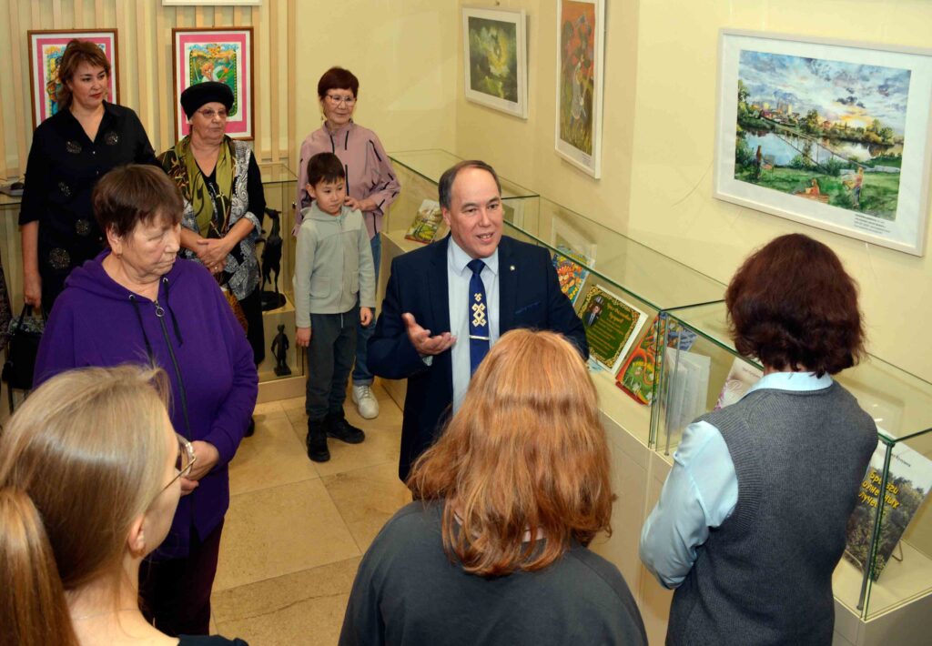 Выставка картин юных художников открылась в районном музее