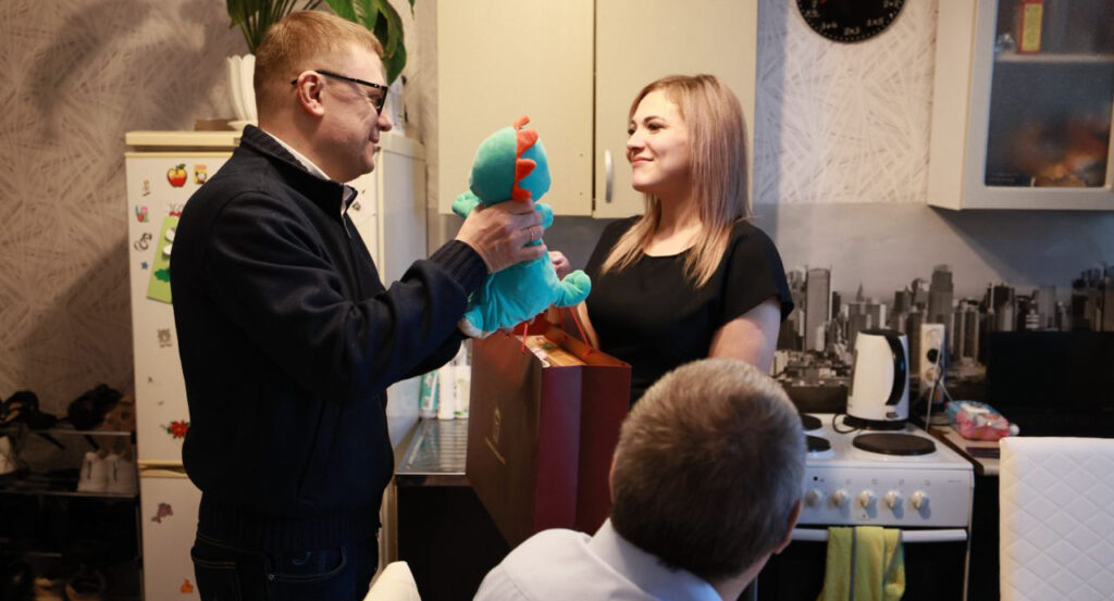 Губернатор Челябинской области поздравил детей из Трубного