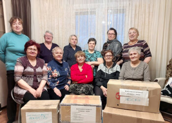 Носки, продукты и рисунки: в Славино собрали гуманитарный груз