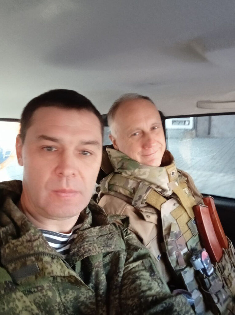 С ручкой, с телефоном, с автоматом: Сергей Зырянов продолжает работу в ДНР
