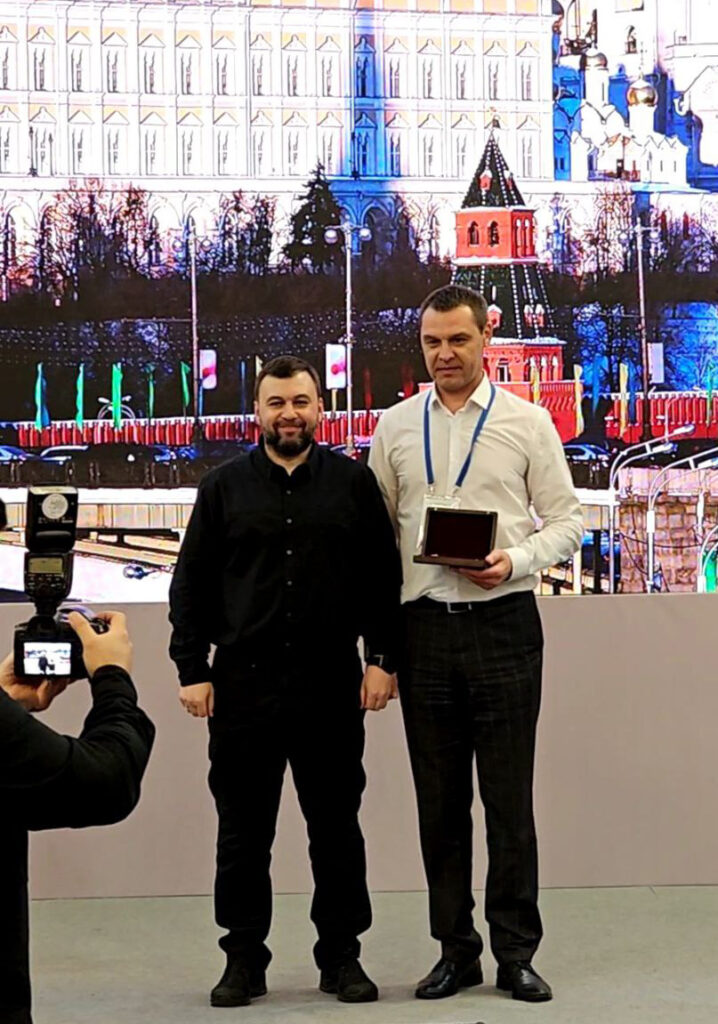 С ручкой, с телефоном, с автоматом: Сергей Зырянов продолжает работу в ДНР