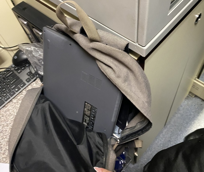 Полицейские вернули мужчине рюкзак, забытый в поезде