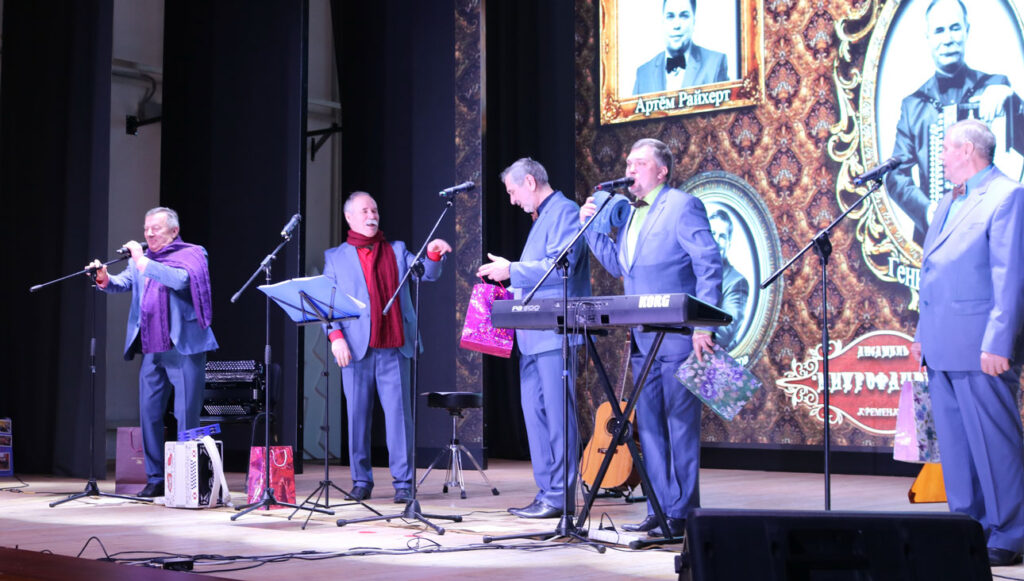 Ансамбль «Митрофановна» отметил юбилей большим концертом