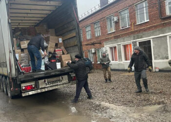 От Кременной до Запорожья проехали сосновские волонтеры с новогодним гумконвоем