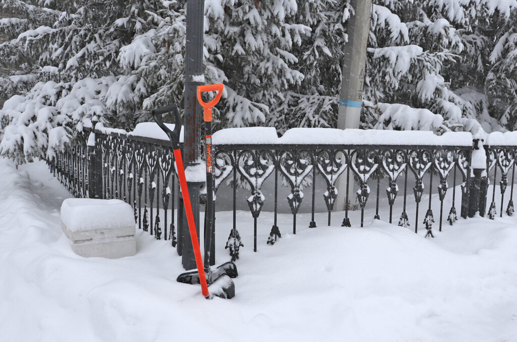 Лопата, скрепер, снегоуборщик – чем лучше убирать снег