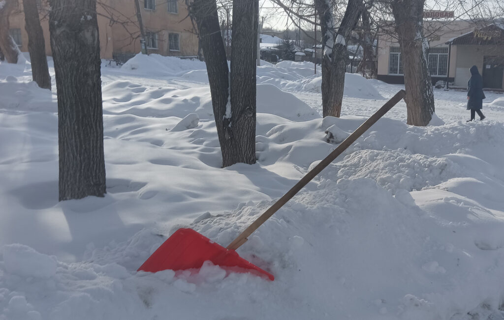 Лопаты для снега металлические