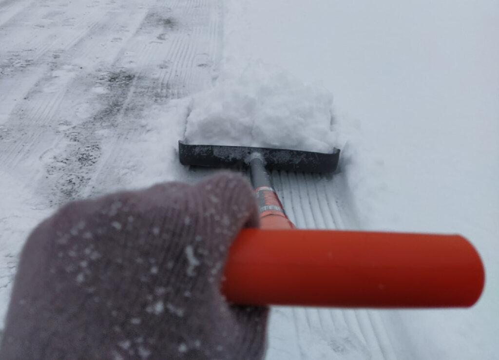 Лопата, скрепер, снегоуборщик – чем лучше убирать снег