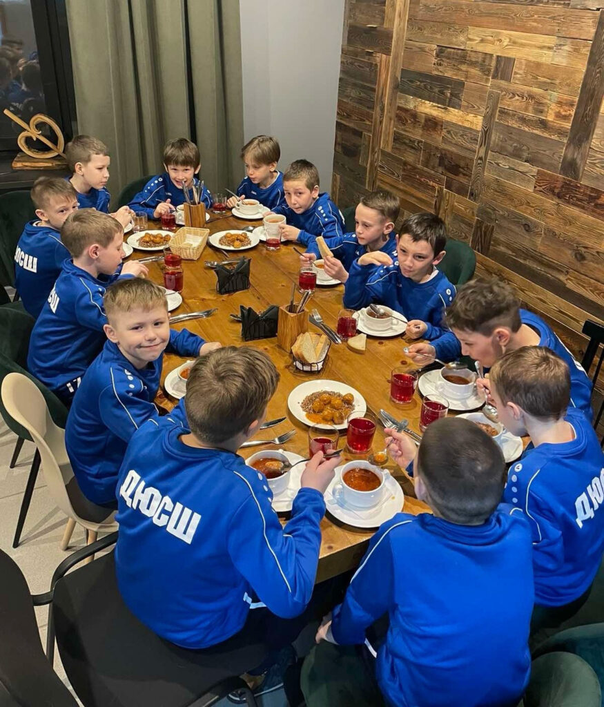 Долгодеревенские мальчишки играют на первенстве России