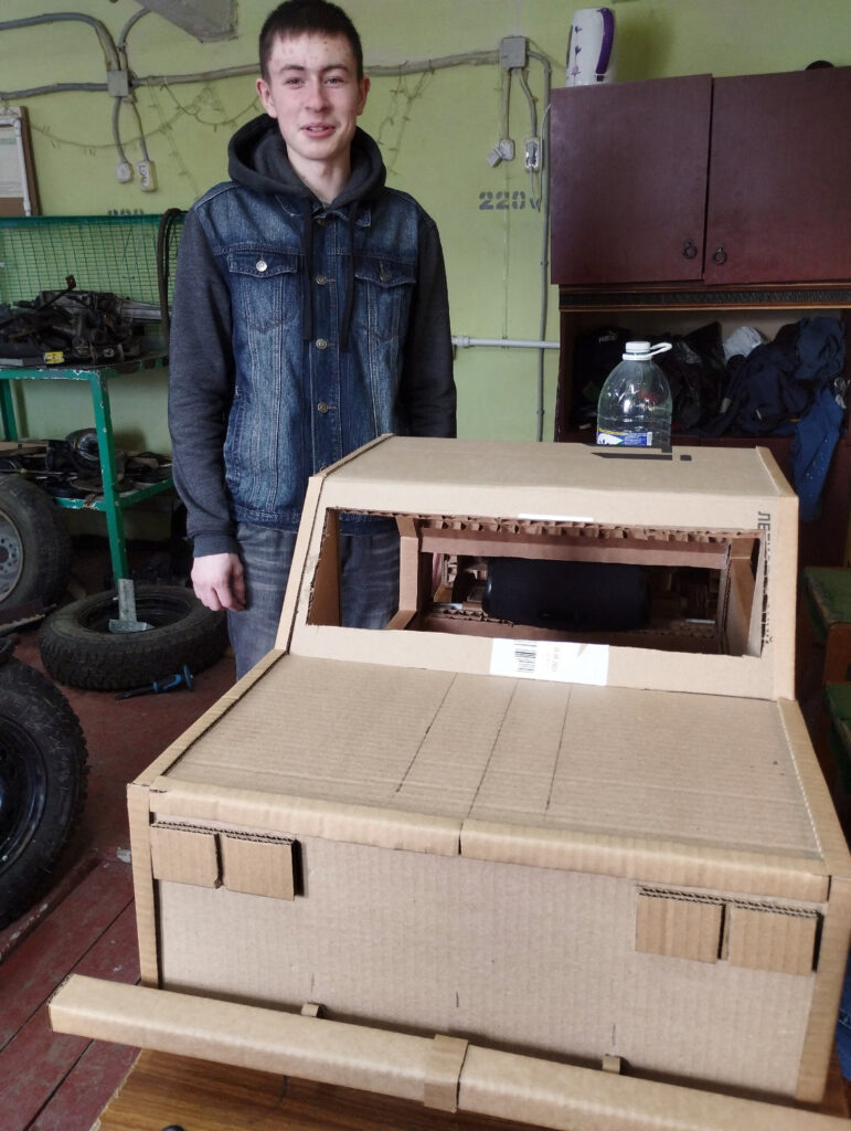 3D-гений: юноша из Сосновского района делает из картона автомобили и технику