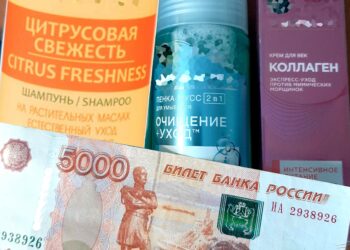 Россияне стали чаще покупать отечественную косметику и одежду