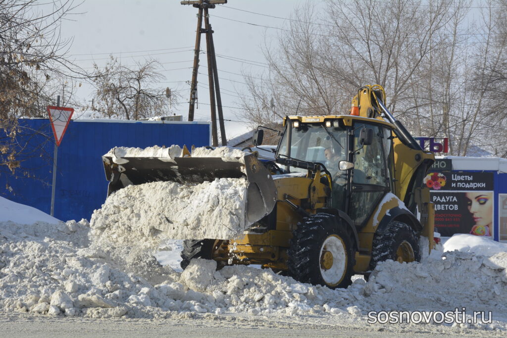 В Долгодеревенском после снегопада чистят и вывозят снег
