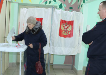 Избиратели в Славино выбирают президента и говорят о насущном