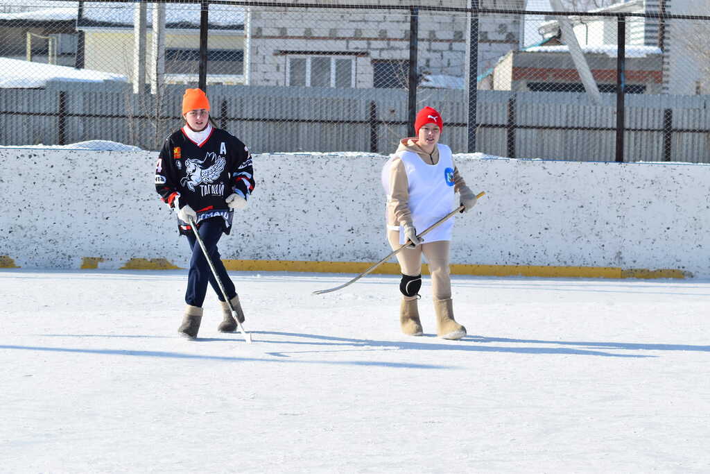 Хоккеистки в валенках растопили кременкульский лед