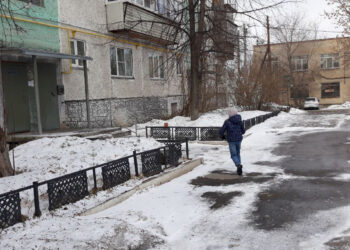 Жители дома в Долгодеревенском устали терпеть разливы канализации