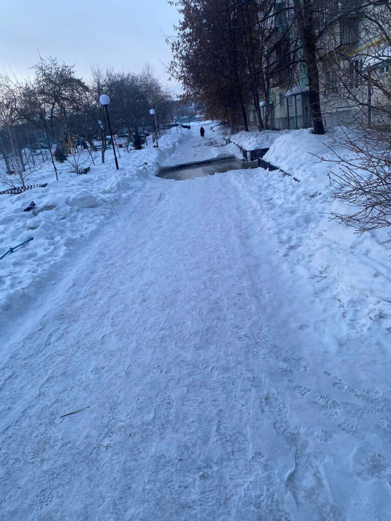 Жители дома в Долгодеревенском устали терпеть разливы канализации