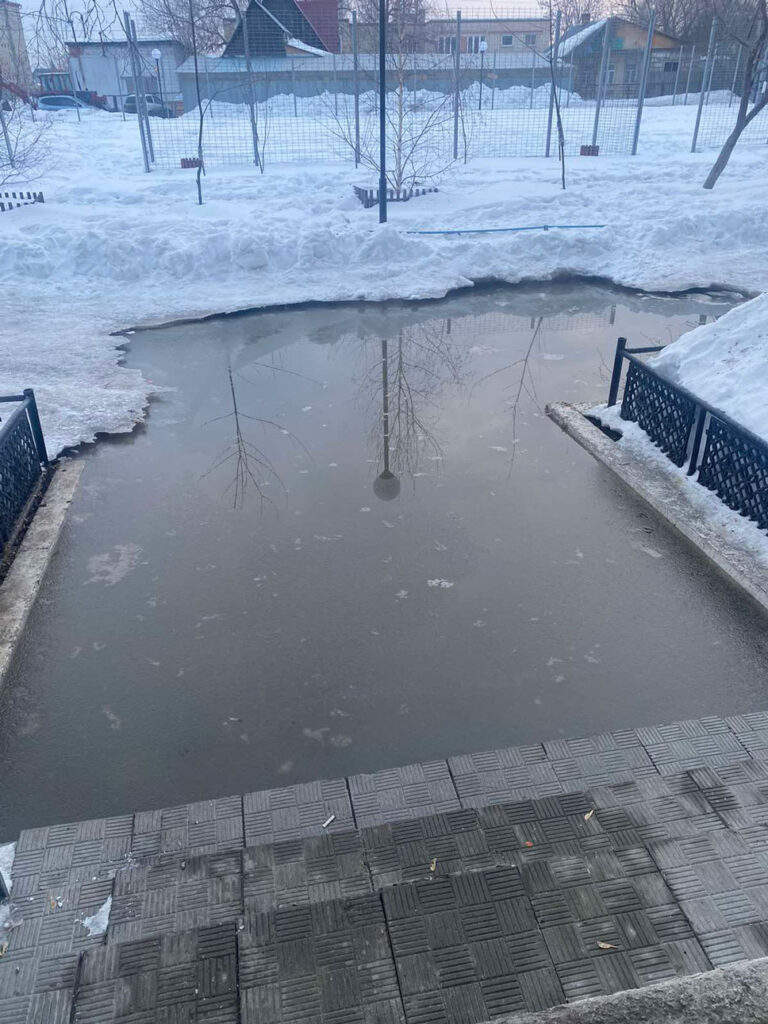 Жители дома в Долгодеревенском устали терпеть разливы канализации