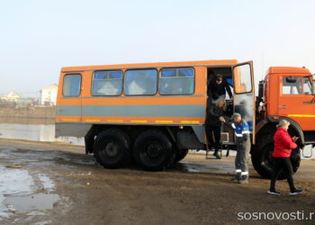 Через подтопленную дорогу в Есаульском работает переправа