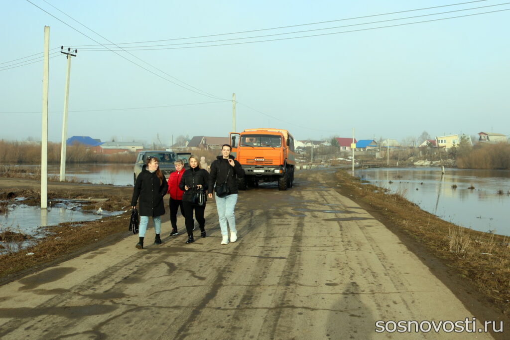 Через подтопленную дорогу в Есаульском работает переправа