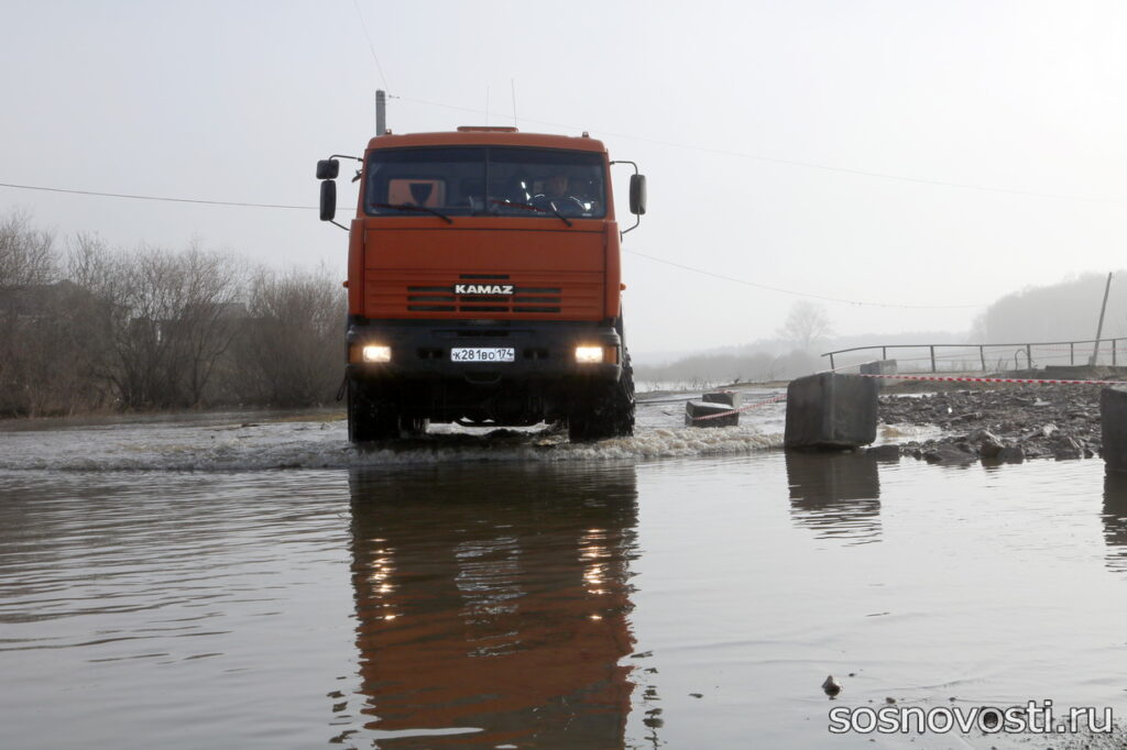 Через подтопленную дорогу в Есаульском работает переправа
