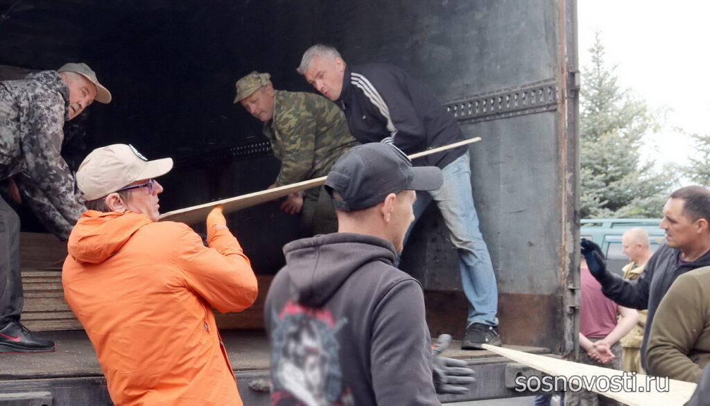 Внедорожник, стройматериалы, помощь госпиталю: для бойцов загрузили две машины