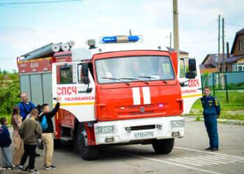 Челябинские спасатели прибыли в школьный оздоровительный лагерь