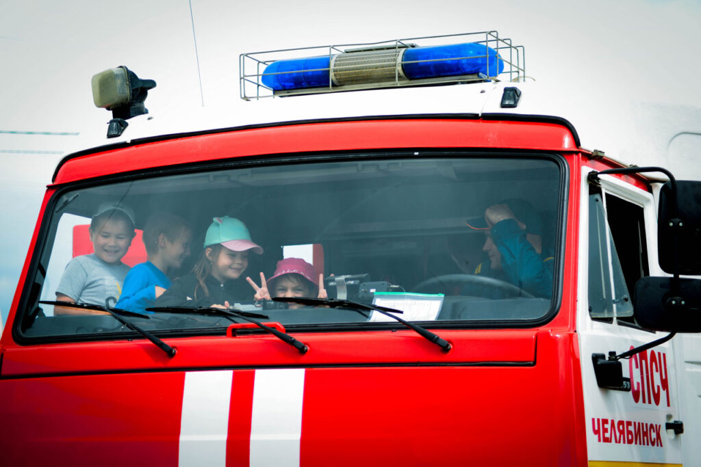Челябинские спасатели прибыли в школьный оздоровительный лагерь