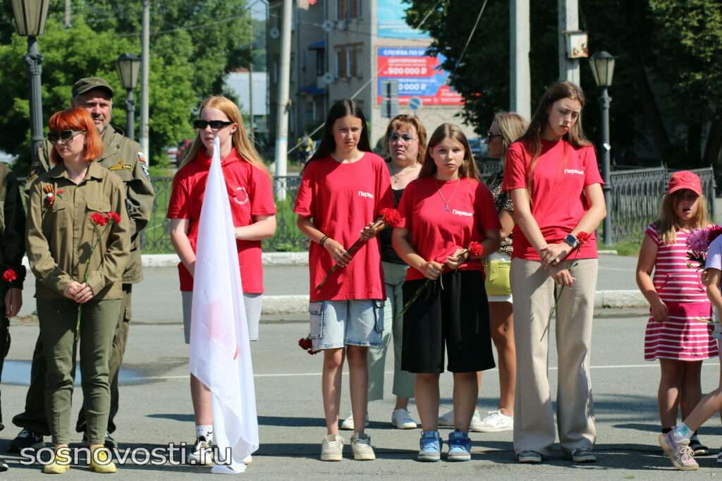 Память павших в годы Великой Отечественной войны почтили сегодня в Долгодеревенском