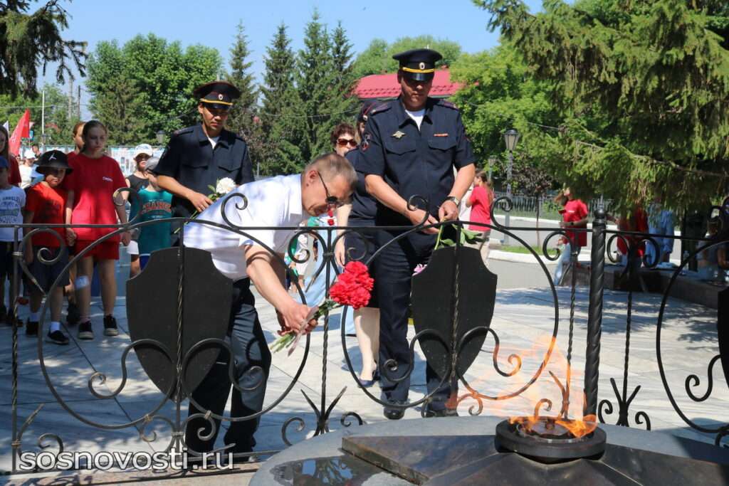 Память павших в годы Великой Отечественной войны почтили сегодня в Долгодеревенском